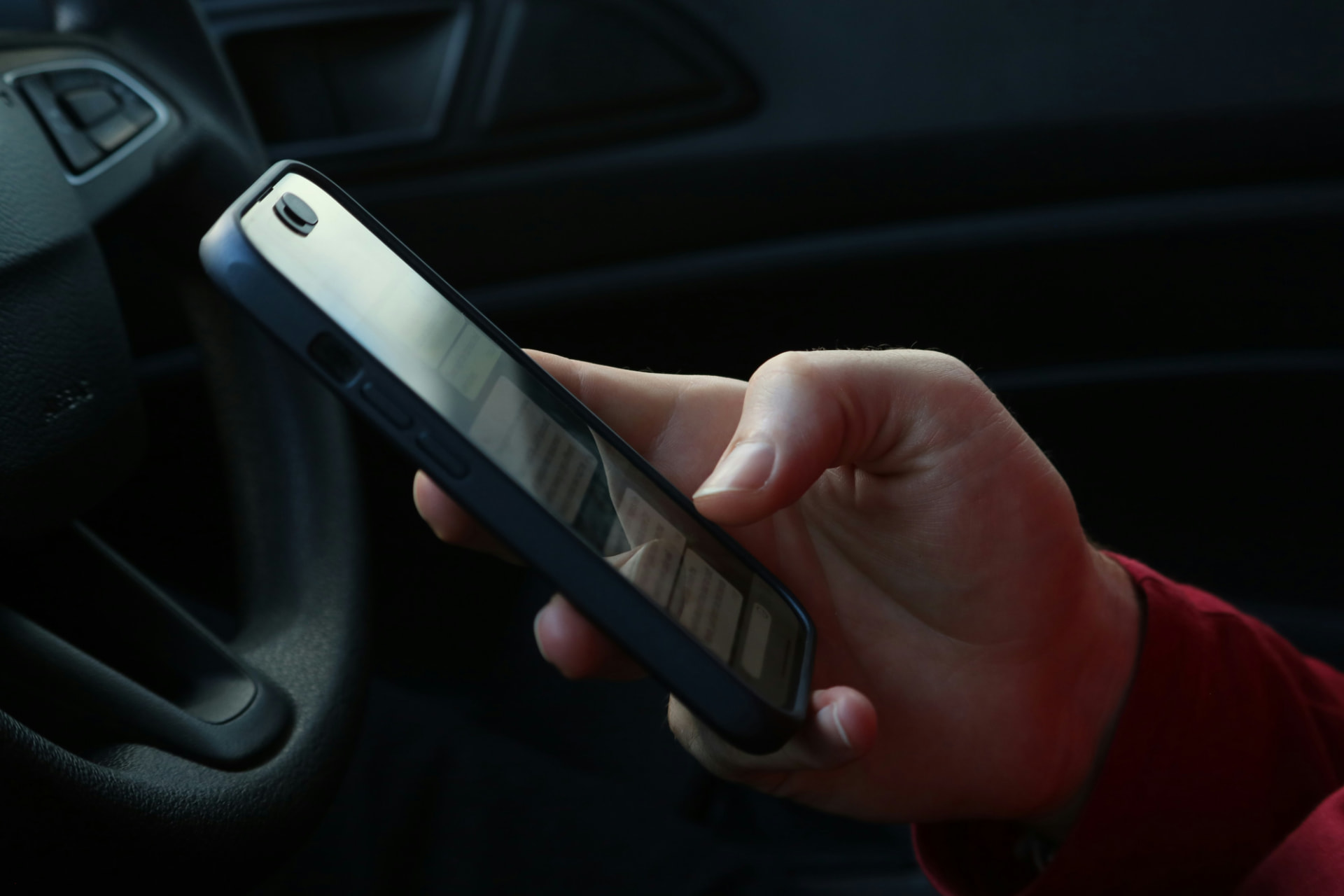 Person som söker i mobilen