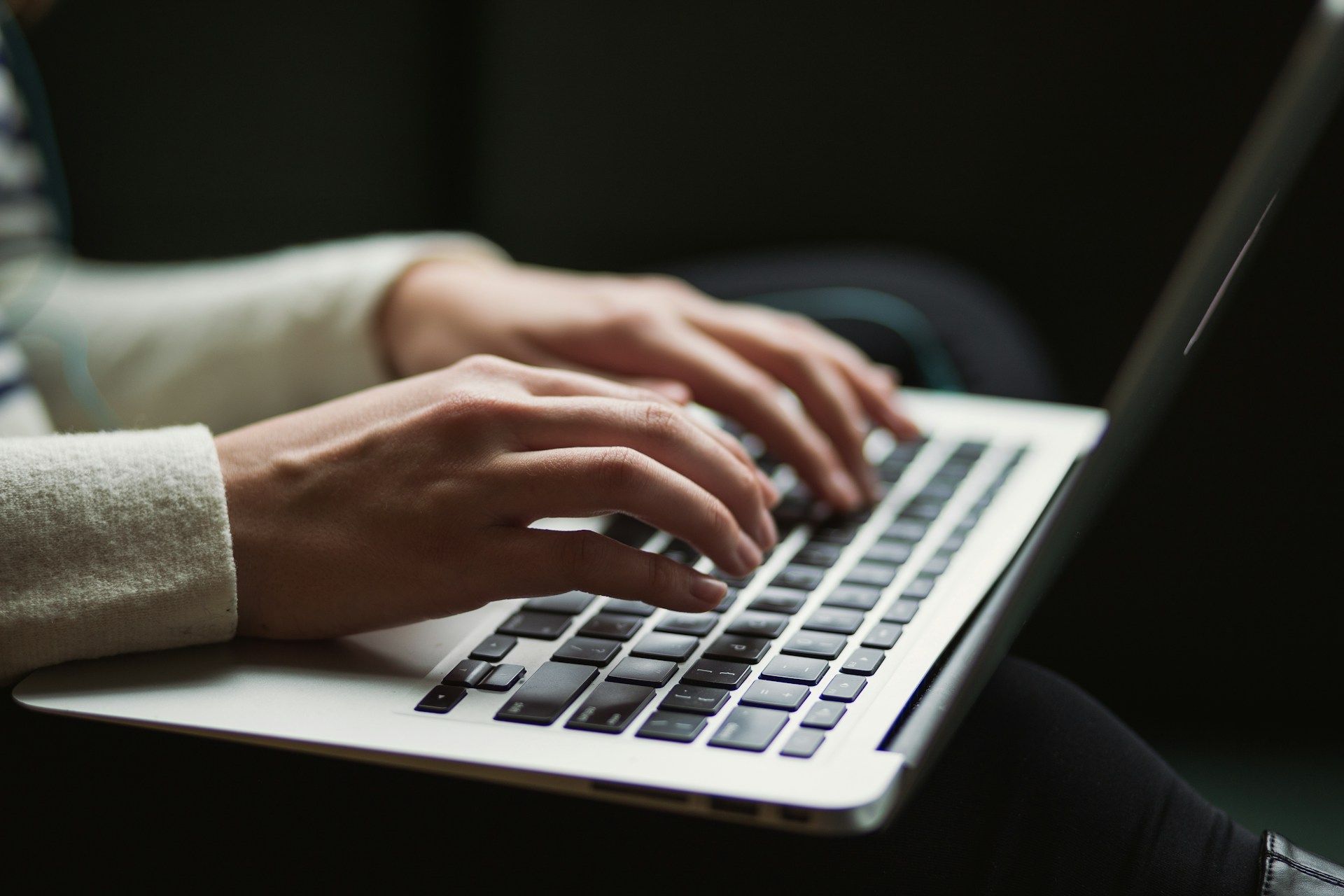 Händer som skriver på en laptop